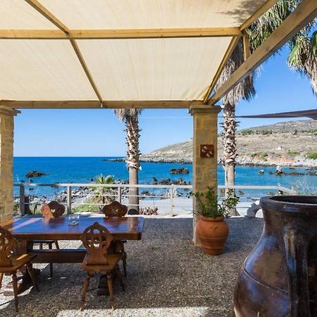 Villa Proto Helidoni - A Cozy Beachfront Villa Petres  エクステリア 写真