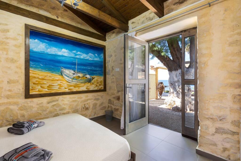 Villa Proto Helidoni - A Cozy Beachfront Villa Petres  エクステリア 写真