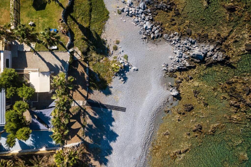 Villa Proto Helidoni - A Cozy Beachfront Villa Petres  エクステリア 写真