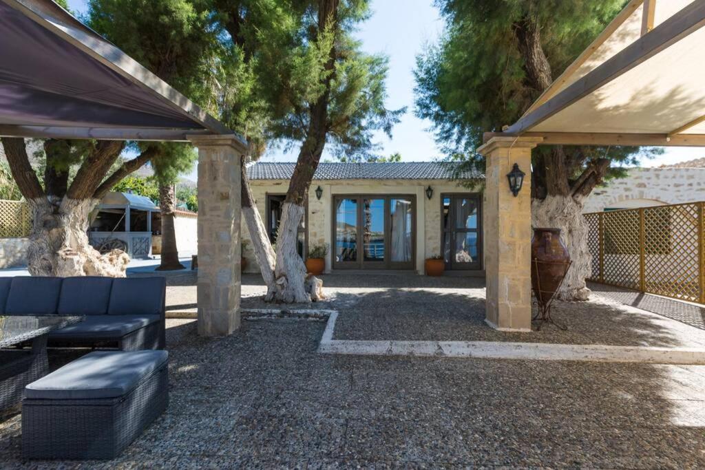 Villa Proto Helidoni - A Cozy Beachfront Villa Petres  エクステリア 写真