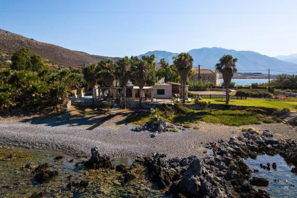 Villa Proto Helidoni - A Cozy Beachfront Villa Petres  エクステリア 写真
