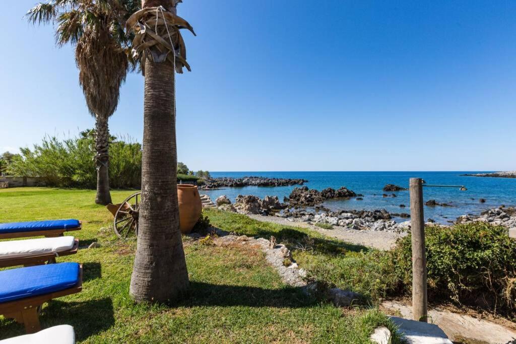 Villa Proto Helidoni - A Cozy Beachfront Villa Petres  エクステリア 写真