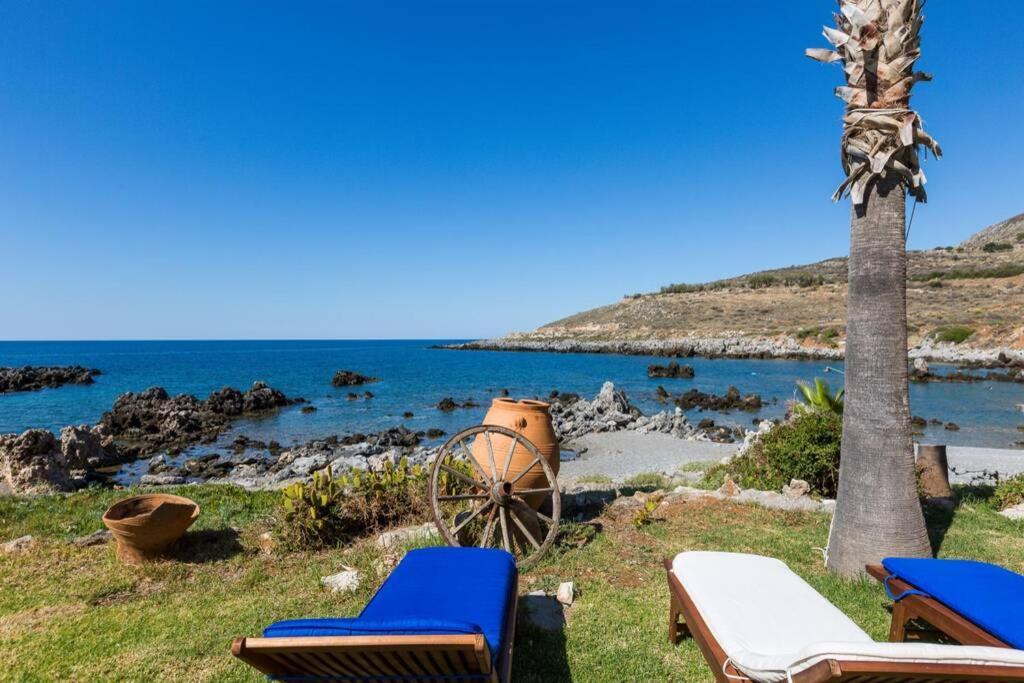 Villa Proto Helidoni - A Cozy Beachfront Villa Petres  エクステリア 写真
