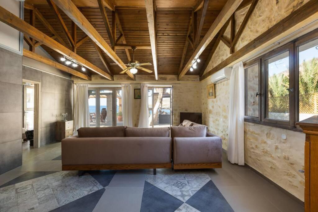Villa Proto Helidoni - A Cozy Beachfront Villa Petres  エクステリア 写真