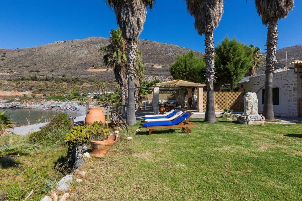 Villa Proto Helidoni - A Cozy Beachfront Villa Petres  エクステリア 写真