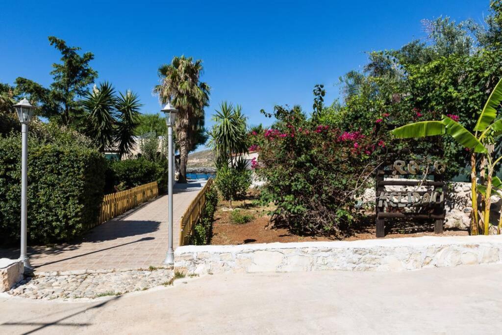 Villa Proto Helidoni - A Cozy Beachfront Villa Petres  エクステリア 写真