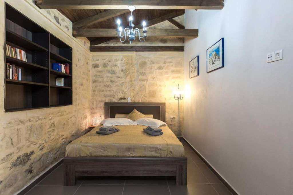 Villa Proto Helidoni - A Cozy Beachfront Villa Petres  エクステリア 写真