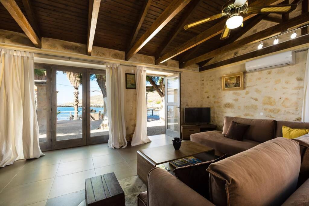 Villa Proto Helidoni - A Cozy Beachfront Villa Petres  エクステリア 写真