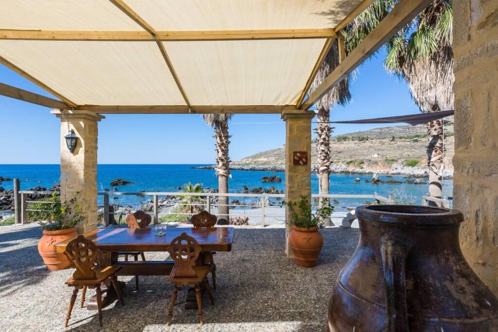 Villa Proto Helidoni - A Cozy Beachfront Villa Petres  エクステリア 写真