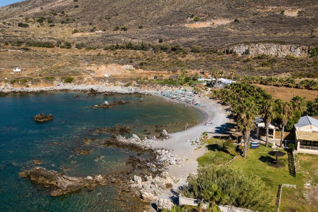 Villa Proto Helidoni - A Cozy Beachfront Villa Petres  エクステリア 写真
