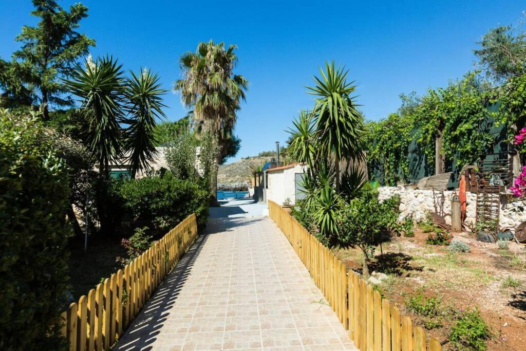 Villa Proto Helidoni - A Cozy Beachfront Villa Petres  エクステリア 写真