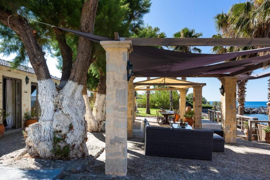 Villa Proto Helidoni - A Cozy Beachfront Villa Petres  エクステリア 写真