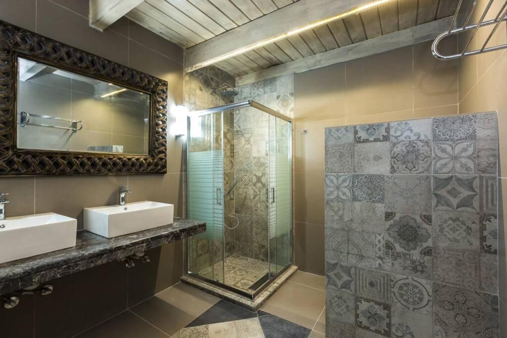 Villa Proto Helidoni - A Cozy Beachfront Villa Petres  エクステリア 写真