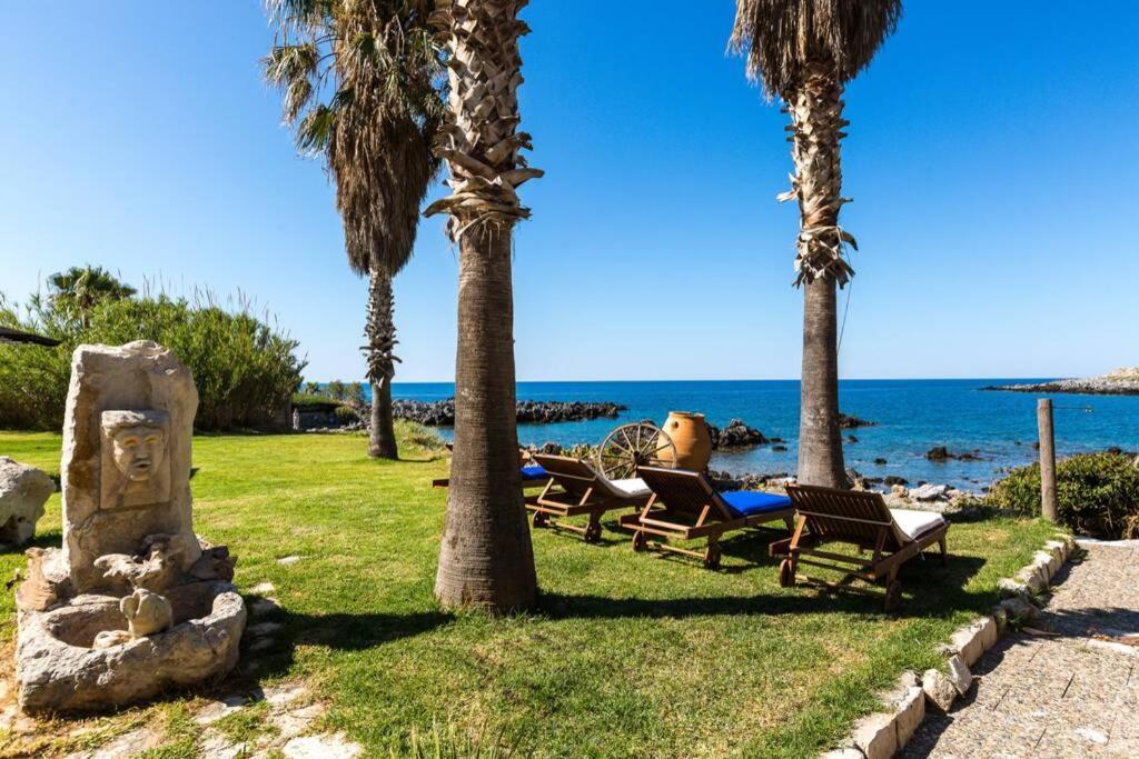 Villa Proto Helidoni - A Cozy Beachfront Villa Petres  エクステリア 写真