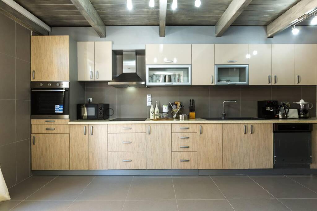 Villa Proto Helidoni - A Cozy Beachfront Villa Petres  エクステリア 写真