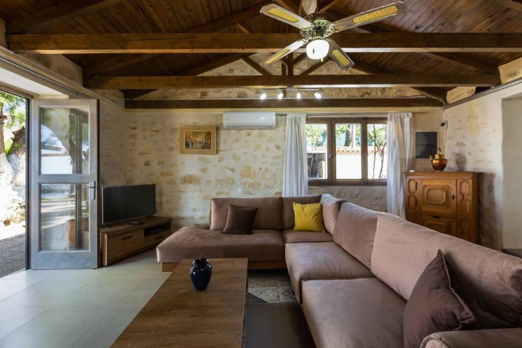 Villa Proto Helidoni - A Cozy Beachfront Villa Petres  エクステリア 写真