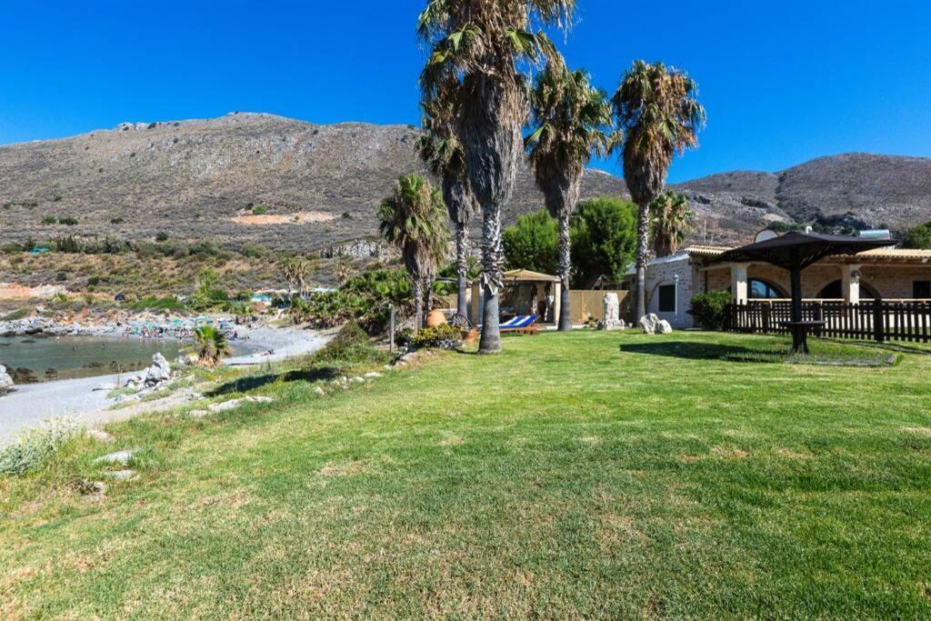 Villa Proto Helidoni - A Cozy Beachfront Villa Petres  エクステリア 写真