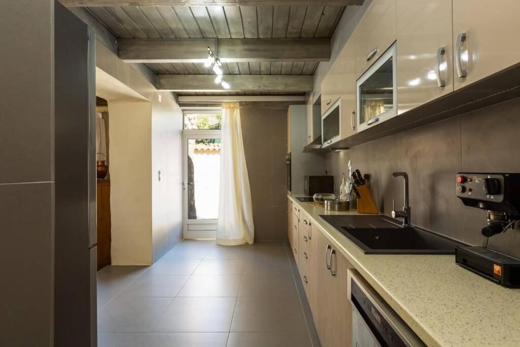 Villa Proto Helidoni - A Cozy Beachfront Villa Petres  エクステリア 写真
