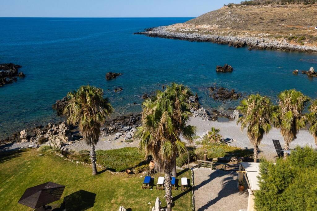 Villa Proto Helidoni - A Cozy Beachfront Villa Petres  エクステリア 写真