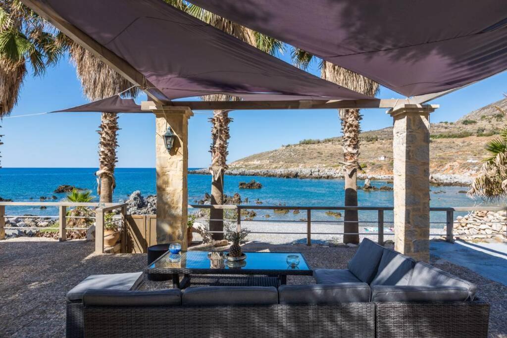 Villa Proto Helidoni - A Cozy Beachfront Villa Petres  エクステリア 写真